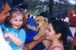 Fabian, Nicole, Adrian y Anto con el leoncito en el Zoo de Lujan octubre del 2001