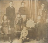 Florindo Pedicino y su esposa Isabel Cabrera con sus hijos, de izq. a der., Isabel, Catalina. Abajo: Francisco. Sentado: Florindo, al lado: Tomas y Antonio.  Faltan en la foto Rosario, Nina, Pascual y Salvador.  